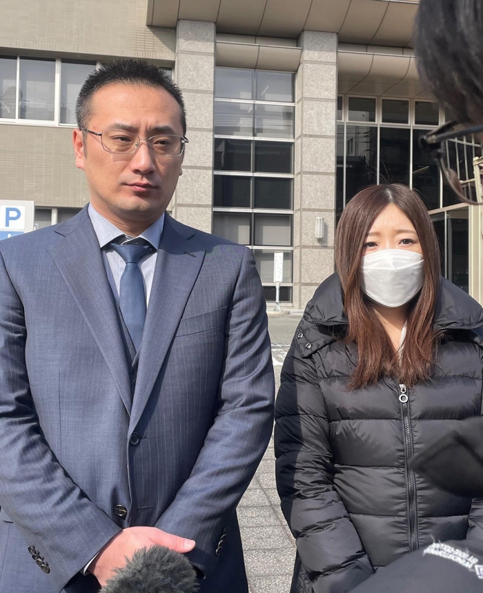 2月4日、第2回公判を終え、高知地裁の前に立つ神農さん夫妻。辛い記憶に向き合い、互いに協力し合いながら真実を追及している(筆者撮影)