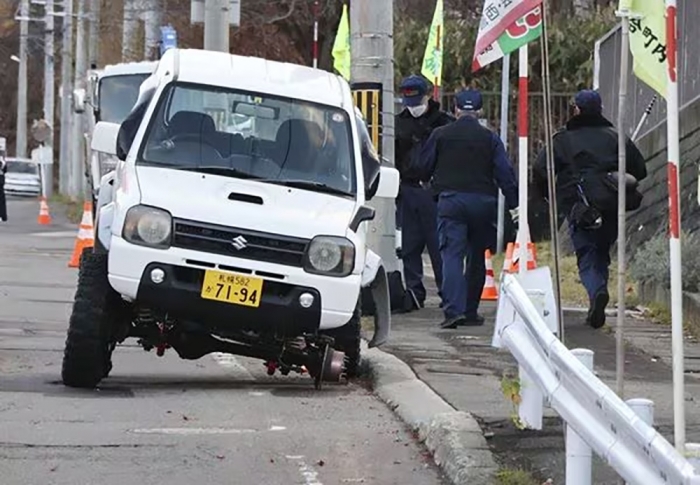 タイヤが外れる事故を起こした軽乗用車。若本容疑者が運転していた=札幌市西区(写真:共同通信社)