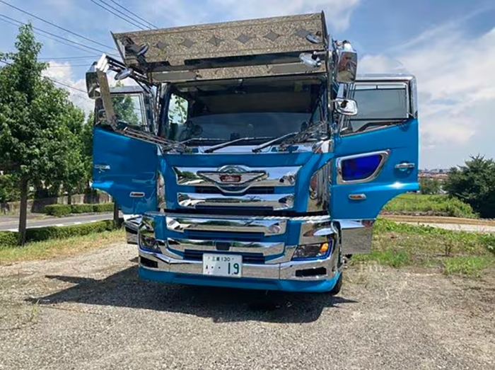 不正改造が各部に行われていた加害者の大型ダンプ。助手席の安全確認窓にはフィルムが貼られ、窓の前には工具箱が置かれ視界は遮られていた(遺族提供)