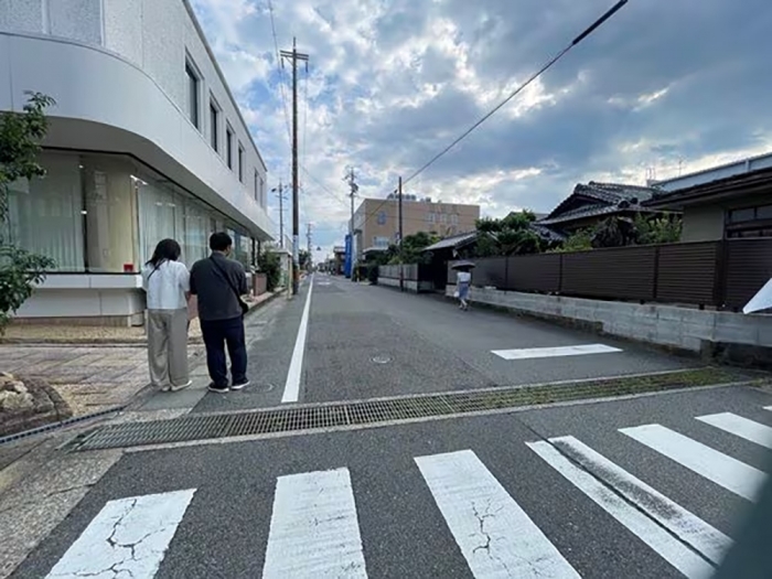 事故現場は学校からほど近いスクールゾーンの小さな交差点。この道を大型ダンプが走行すること自体が危険だ(筆者撮影)