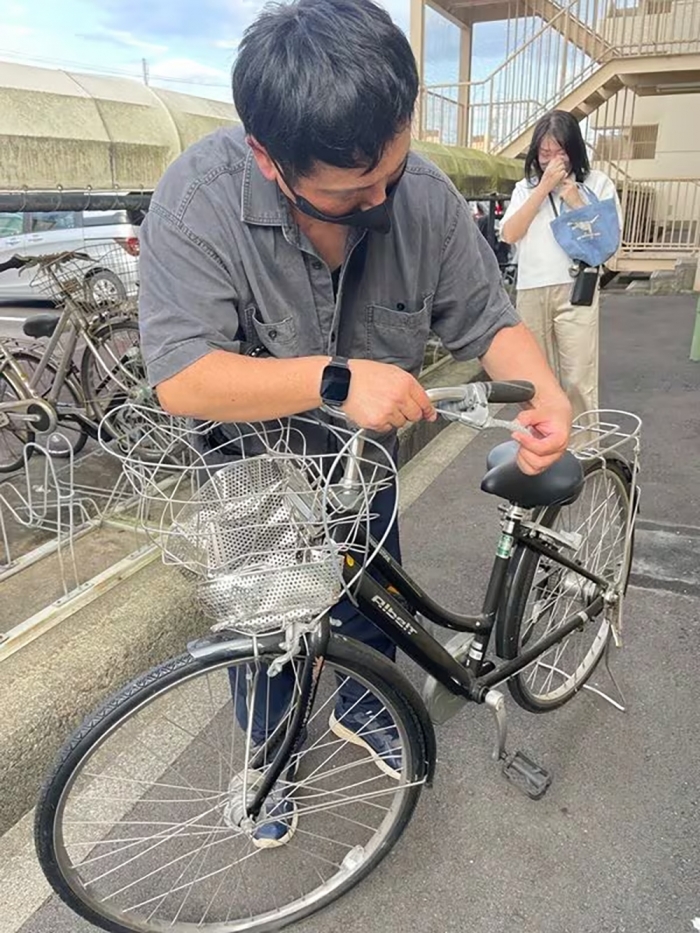 前カゴがつぶされた晴琉くんの自転車。遺族は今も保管している(筆者撮影)