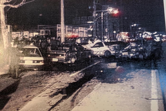 事故直後の現場。右が炎上した裕之さんの車、その隣の白い車が加害車両（遺族提供）