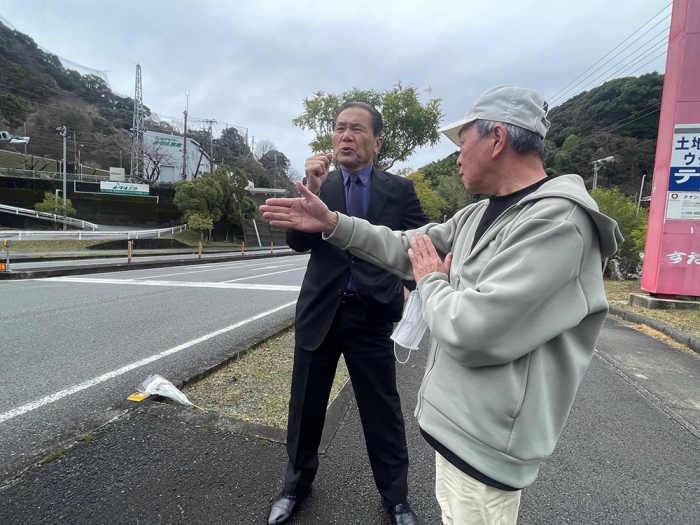 20年前の事故現場に立ち、当時を振り返る片岡さん（右）と仙波敏郎さん（筆者撮影）